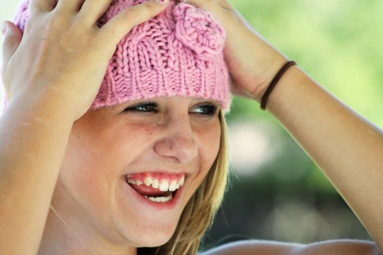 girl, bonnet, portrait-204327.jpg