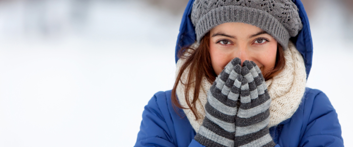 Persona activa disfrutando de un día de invierno saludable con abrigo.