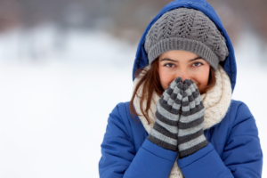 Persona activa disfrutando de un día de invierno saludable con abrigo.