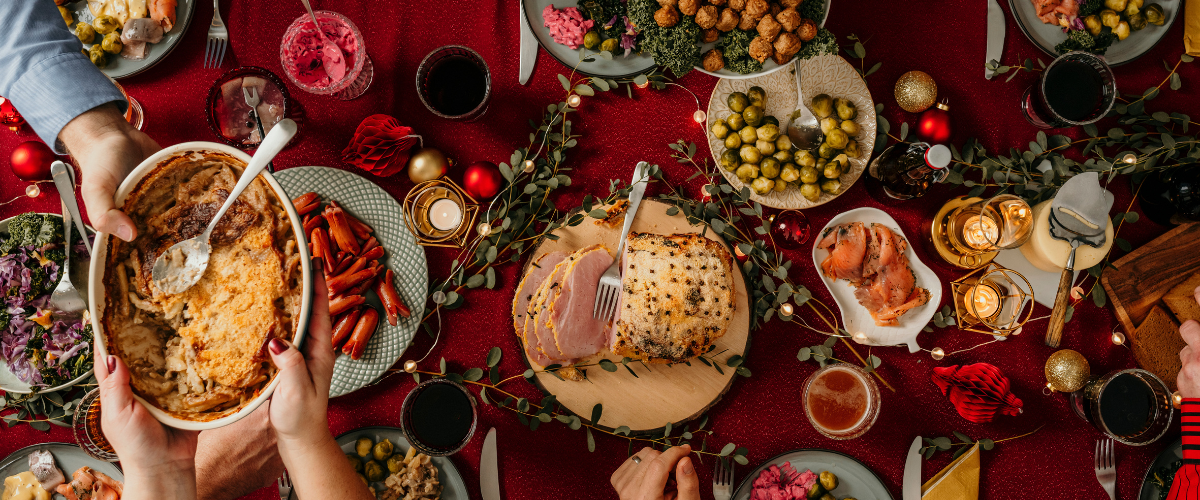 Mesa navideña con opciones saludables para evitar comer en exceso.