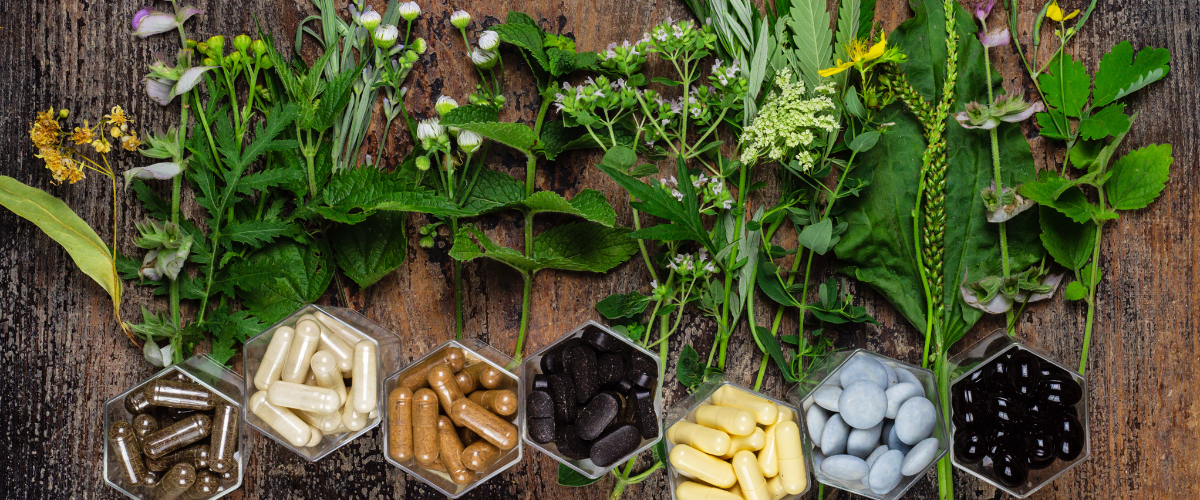 Mujer experimentando bienestar durante la menopausia con hábitos saludables de dieta y estilo de vida.