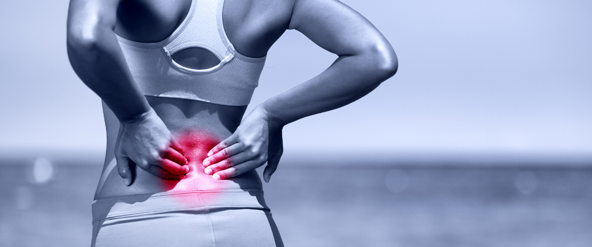 Persona haciendo ejercicios para aliviar el dolor lumbar crónico. 